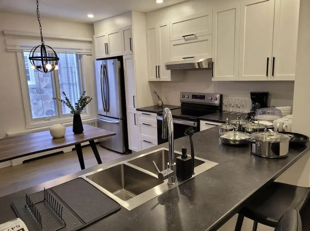 Free Parking, Beautiful 4 1/2- 2 Bedroom Apartment Montreal