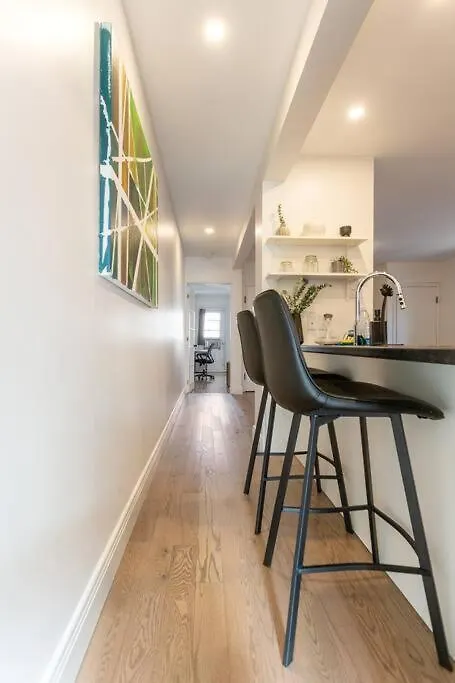 Free Parking, Beautiful 4 1/2- 2 Bedroom Apartment Montréal