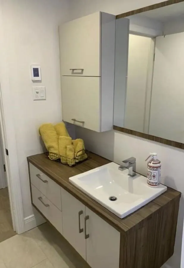 Free Parking, Beautiful 4 1/2- 2 Bedroom Apartment Montréal Canada