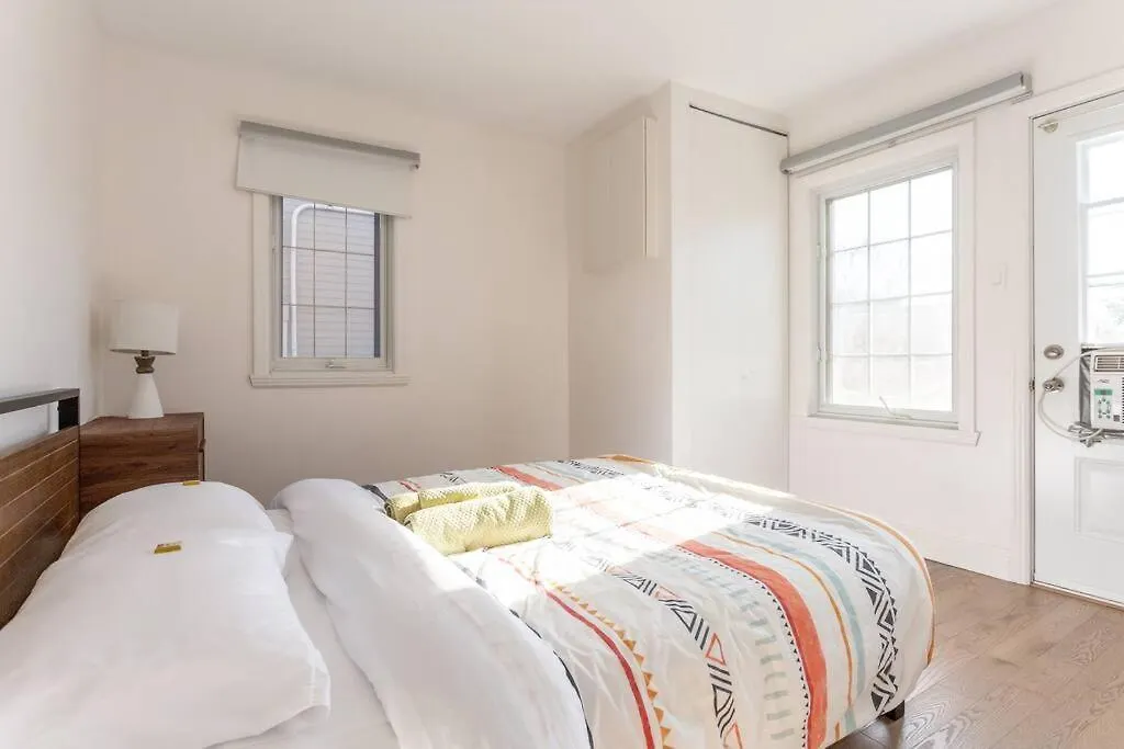 Free Parking, Beautiful 4 1/2- 2 Bedroom Apartment Montreal