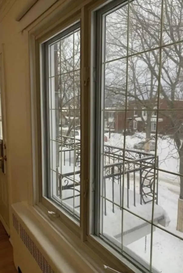 Free Parking, Beautiful 4 1/2- 2 Bedroom Apartment Montréal Canada