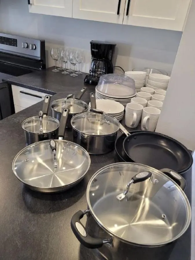Free Parking, Beautiful 4 1/2- 2 Bedroom Apartment Montréal 0*,  Canada